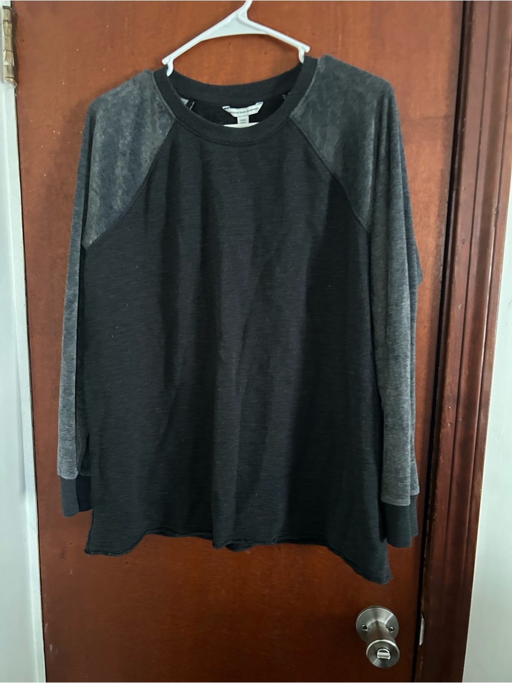 American Eagle Outfitters Two-Tone Raglan Crewneck Sweatshirt - Black & Gray